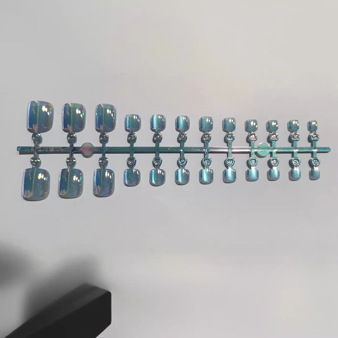 Artistic Press-On Nail Set with Iridescent Finish Bowlift