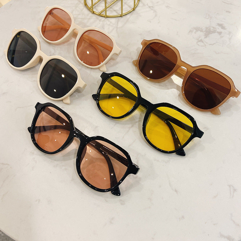 Fashionable Oversized Sunglasses with Square Frame Bowlift