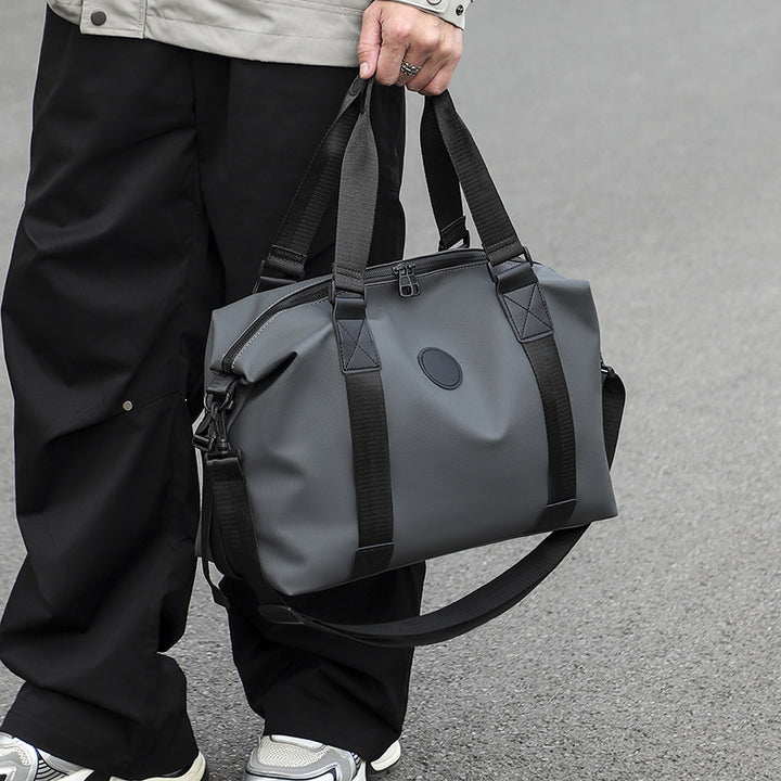 Sporty travel bag with sealed zipper and adjustable shoulder strap Bowlift