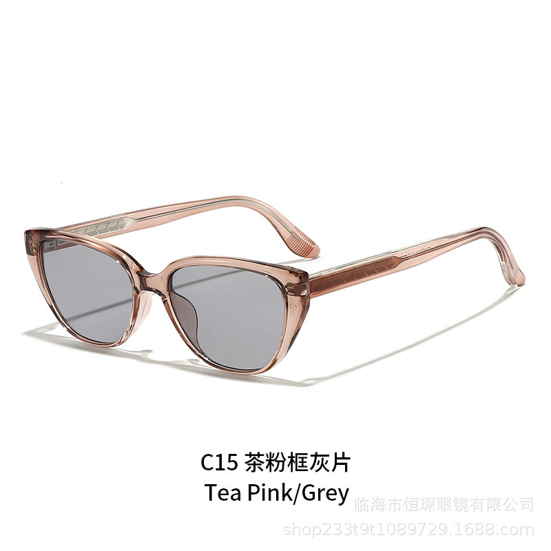 Women Cat-Eye Sunglasses with trendy leopard pattern and sturdy frame Bowlift