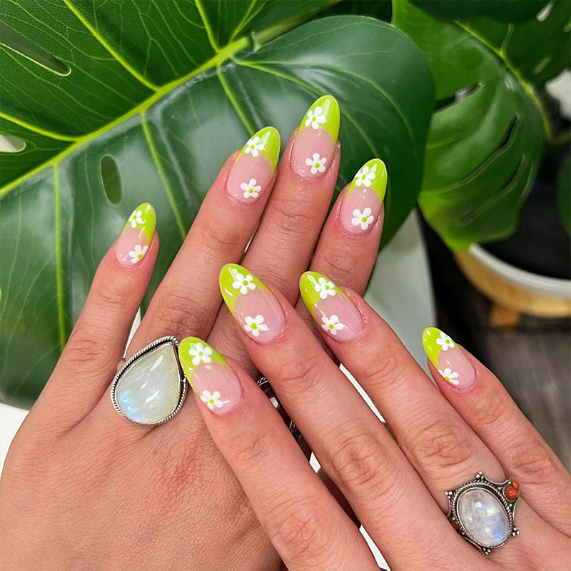 Artistic nails with flower design Bowlift