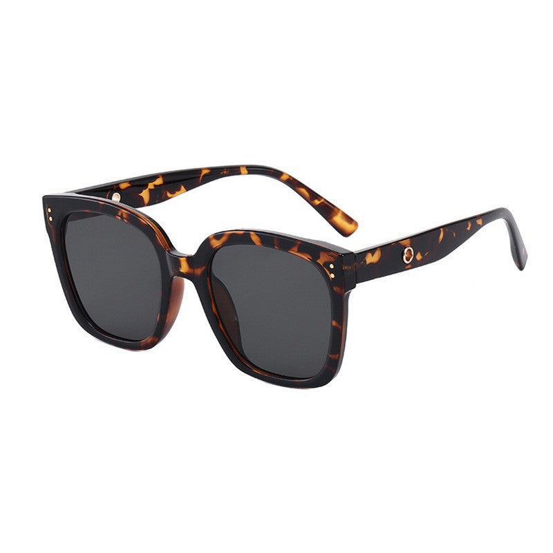 Ladies fashionable sunglasses in trendy design Bowlift