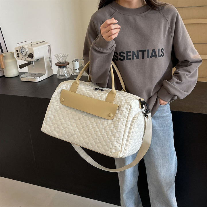 Sporty travel bag with ergonomic carrying system and water-repellent material Bowlift