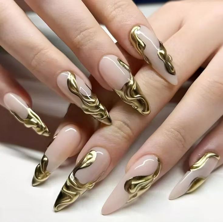 Artificial nails with golden, curved accents Bowlift