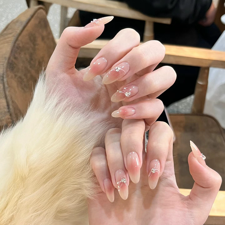 Artificial nails with glamorous decor Bowlift