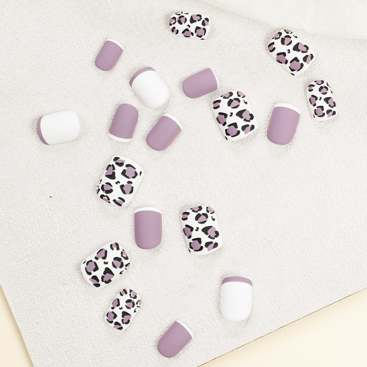 Glamorous nail art with elegant leopard patterns and gradient Bowlift