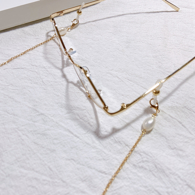 Elegant jewelry holder chain with pearl and gold accents Bowlift