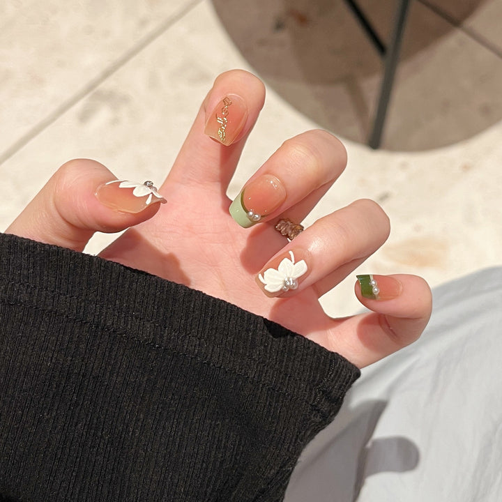 Glamorous Heart-Themed Press-On Nail Set Bowlift