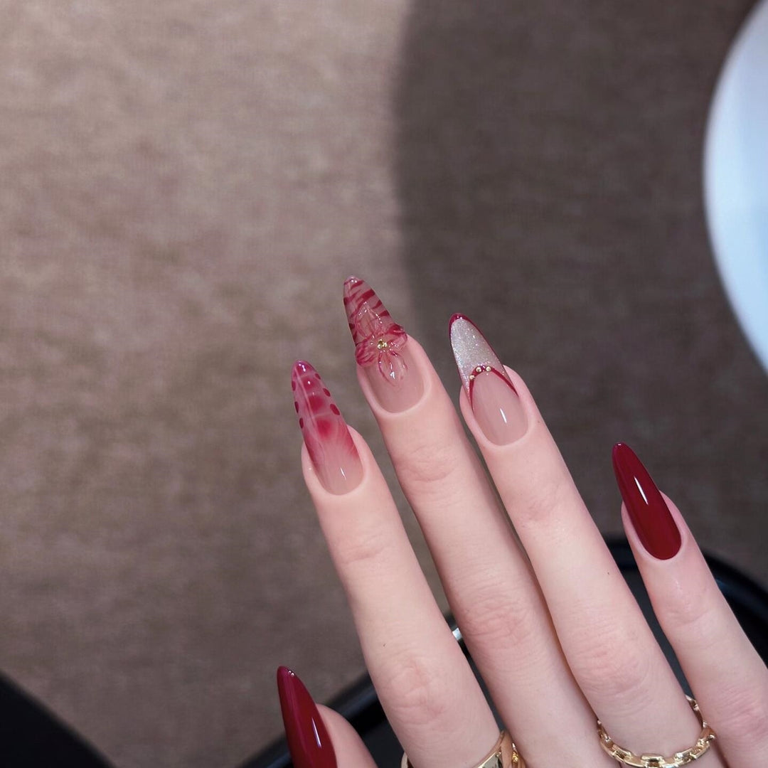 Artificial nails with floral and glamour details Bowlift