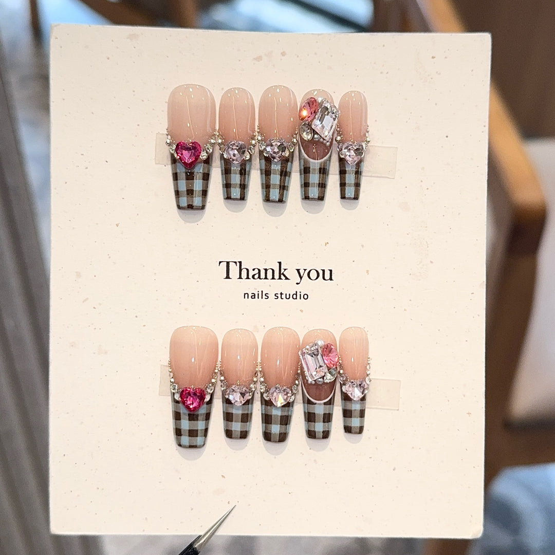 Artificial nails with elegant checkered pattern and jewelry details Bowlift