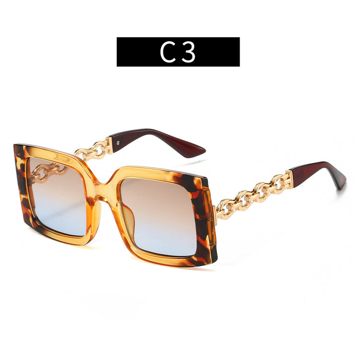 Ladies elegant sunglasses with luxurious chain details Bowlift