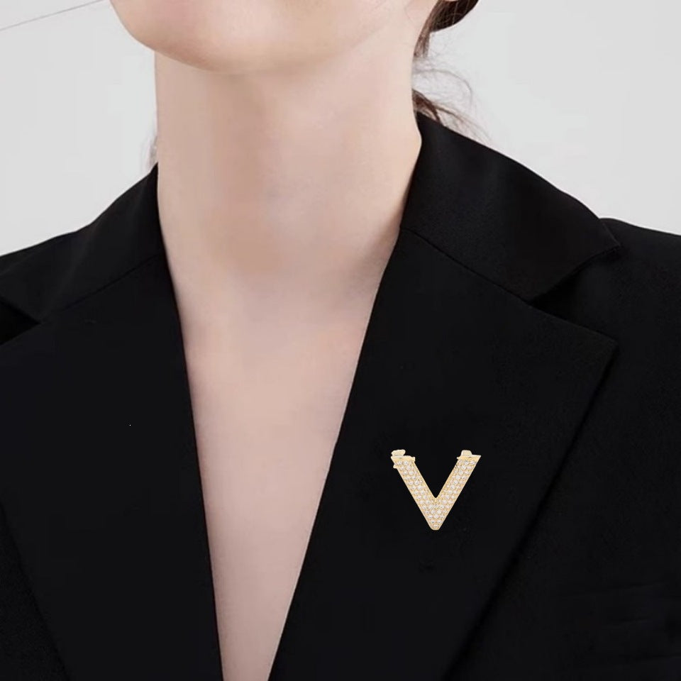 Elegant V-Shaped Brooch with Sparkling Crystals Bowlift
