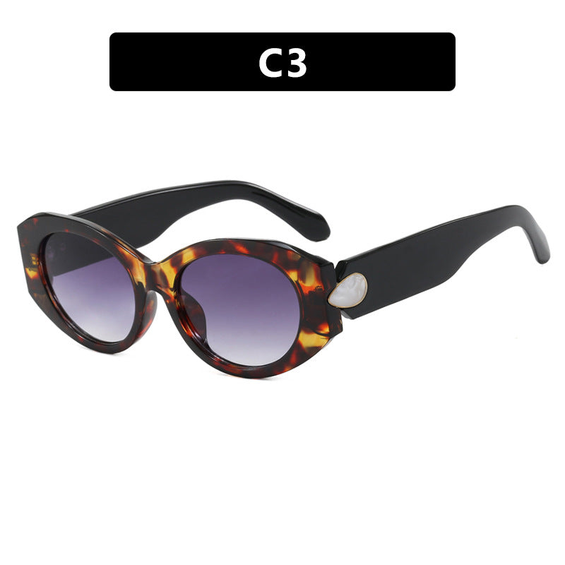 Women elegant sunglasses with stylish contours Bowlift
