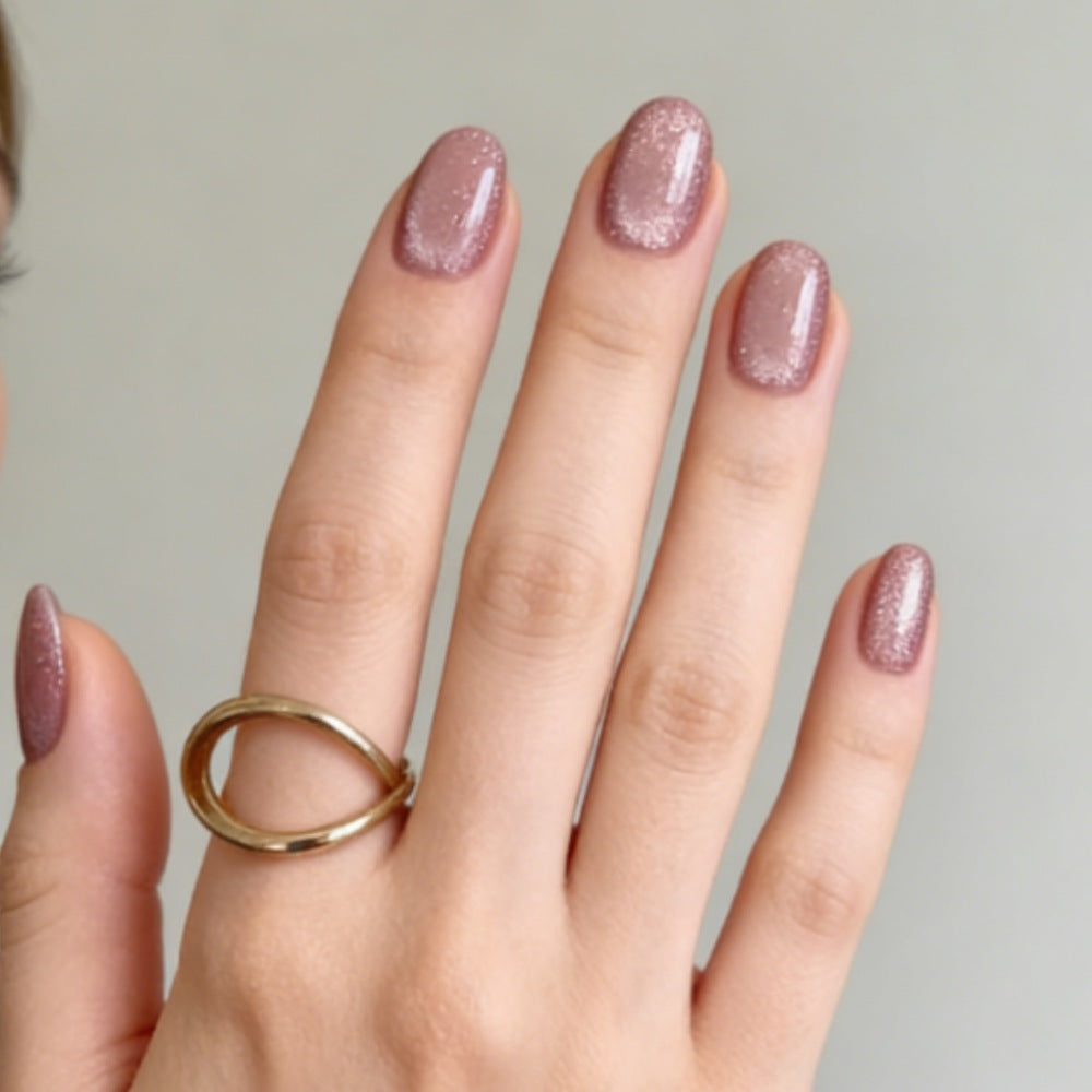 Glamorous and Shimmering Artificial Nails Bowlift