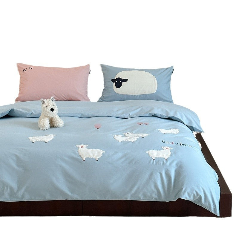 Child bed linen set with appliquéd teddy bear and pastry design