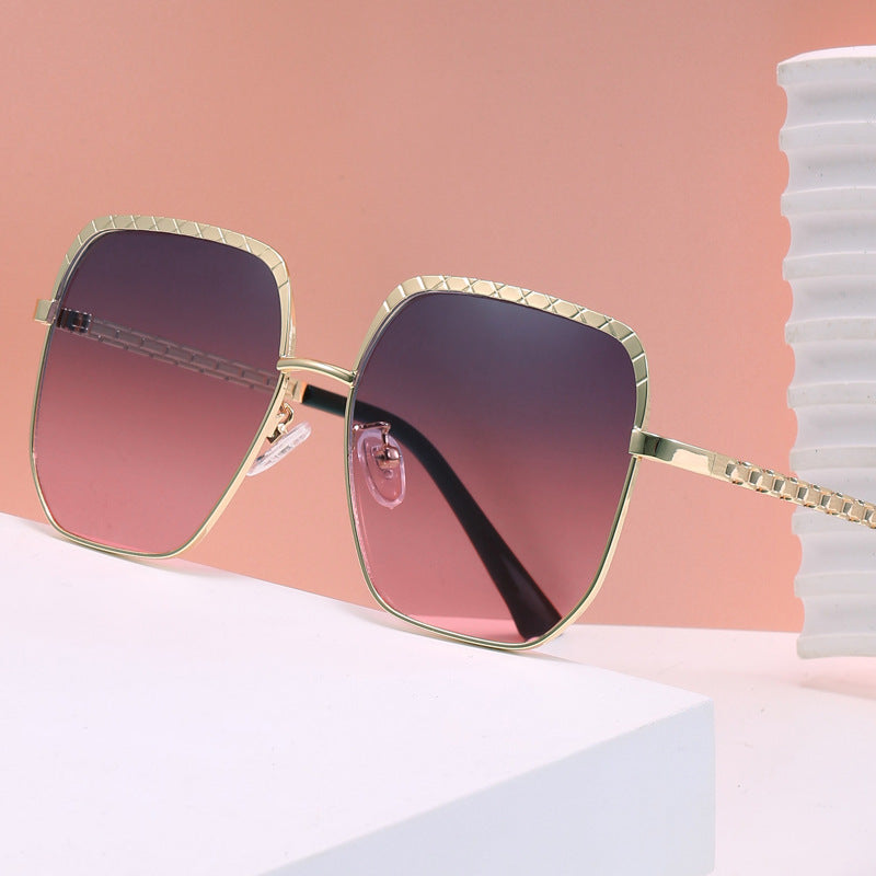Ladies' fashionable sunglasses with square frame and stylish details Bowlift