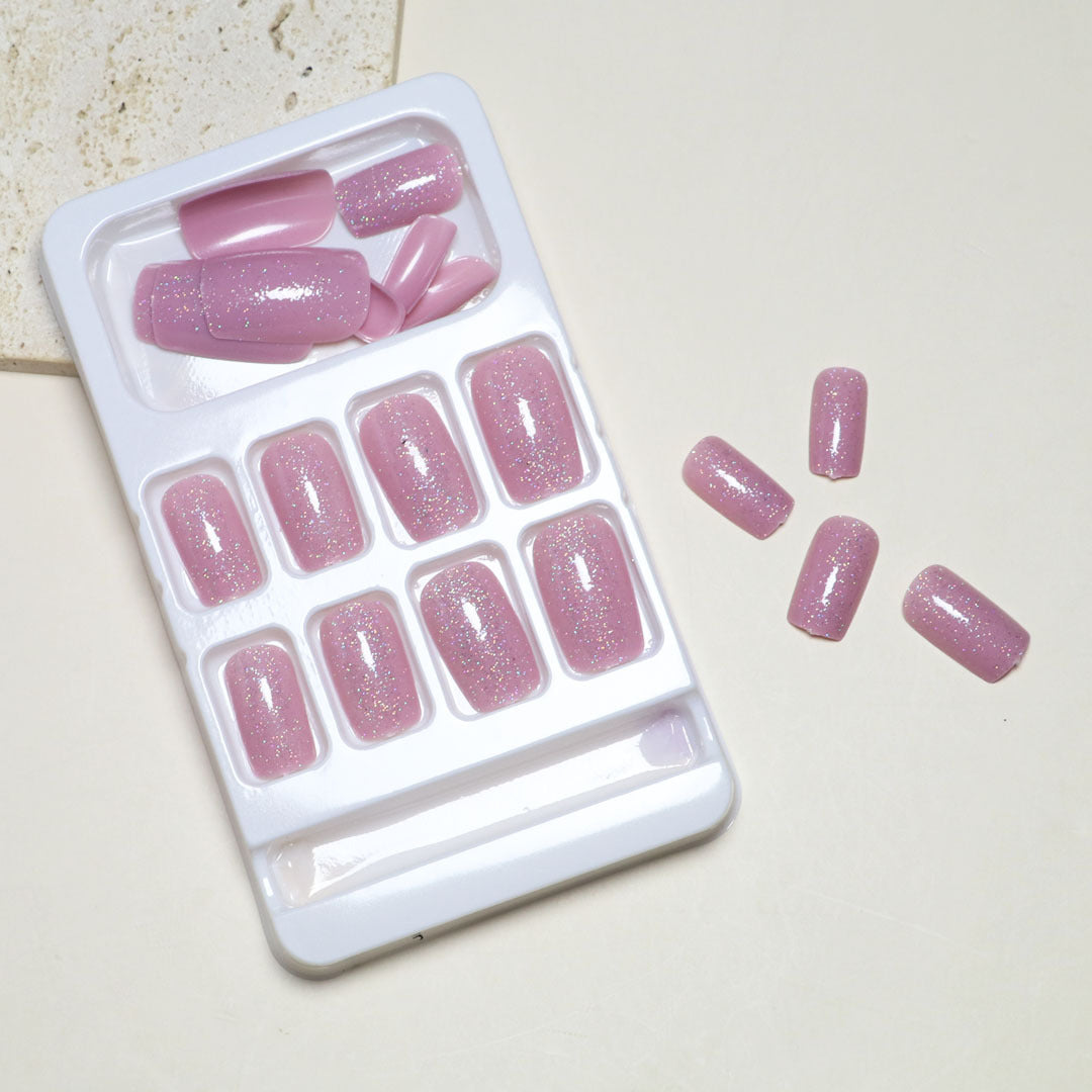 Glamorous Glittery Press-On Nail Tips Bowlift