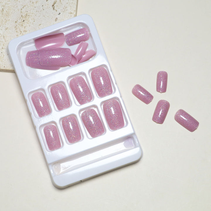 Glamorous Glittery Press-On Nail Tips Bowlift