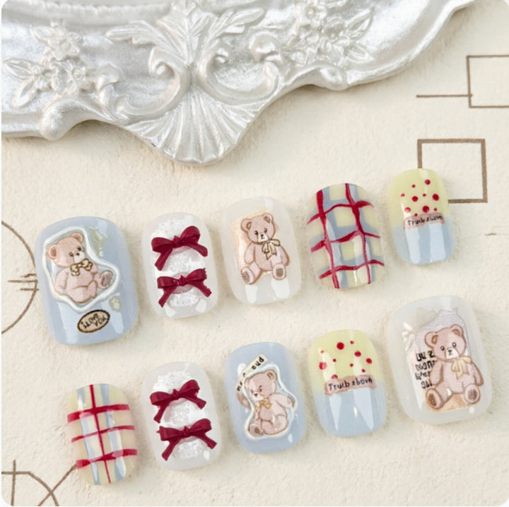 Cute artificial nails with bear motif Bowlift