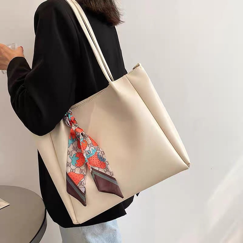 Modern Handbag with Adjustable Shoulder Strap Bowlift