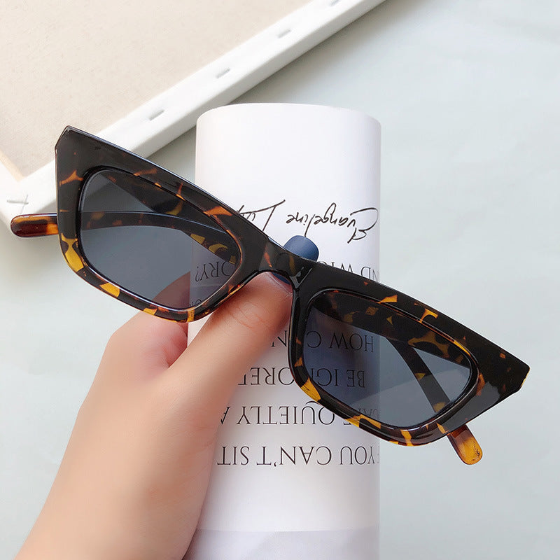Fashionable Cat-Eye Sunglasses Bowlift