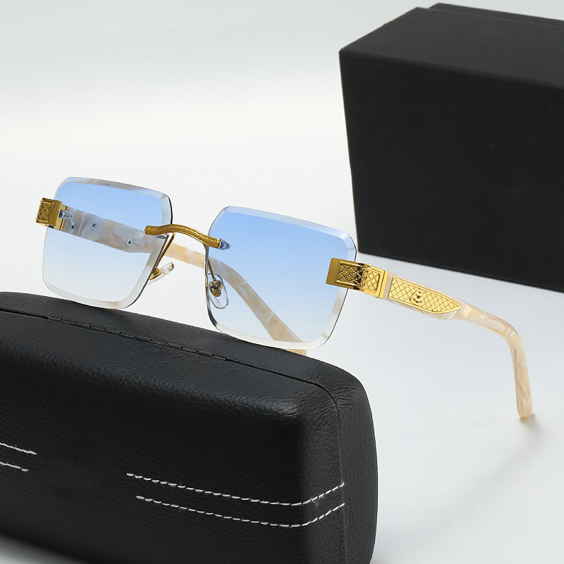 Ladies elegant sunglasses with luxurious, glittering frame Bowlift