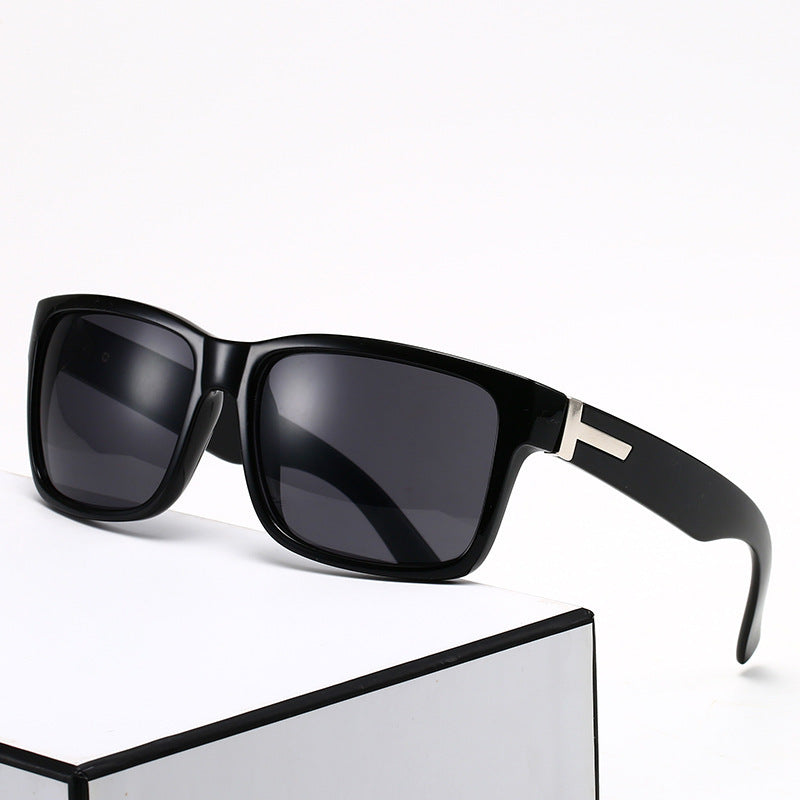 Ladies Stylish Sunglasses with Distinctive Frame Bowlift