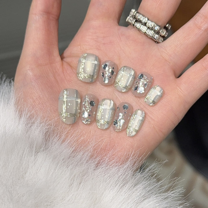 Glamorous artificial nail tips with metallic detail Bowlift