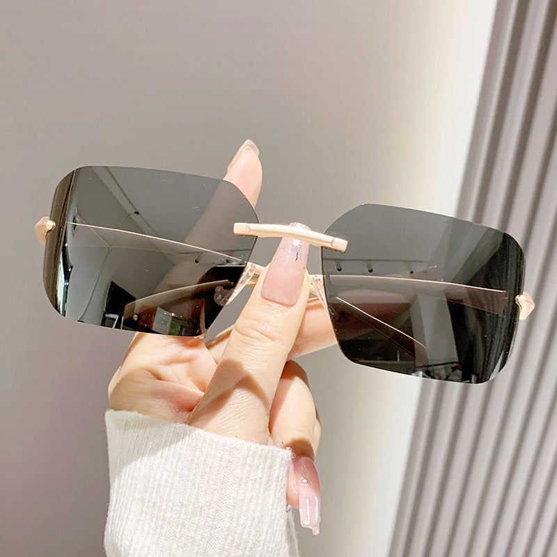 Women's fashion square sunglasses with embellished metal frame Bowlift