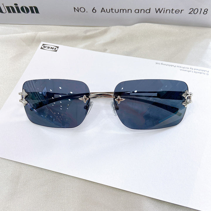 Fashionable oversized sunglasses with elegant design Bowlift