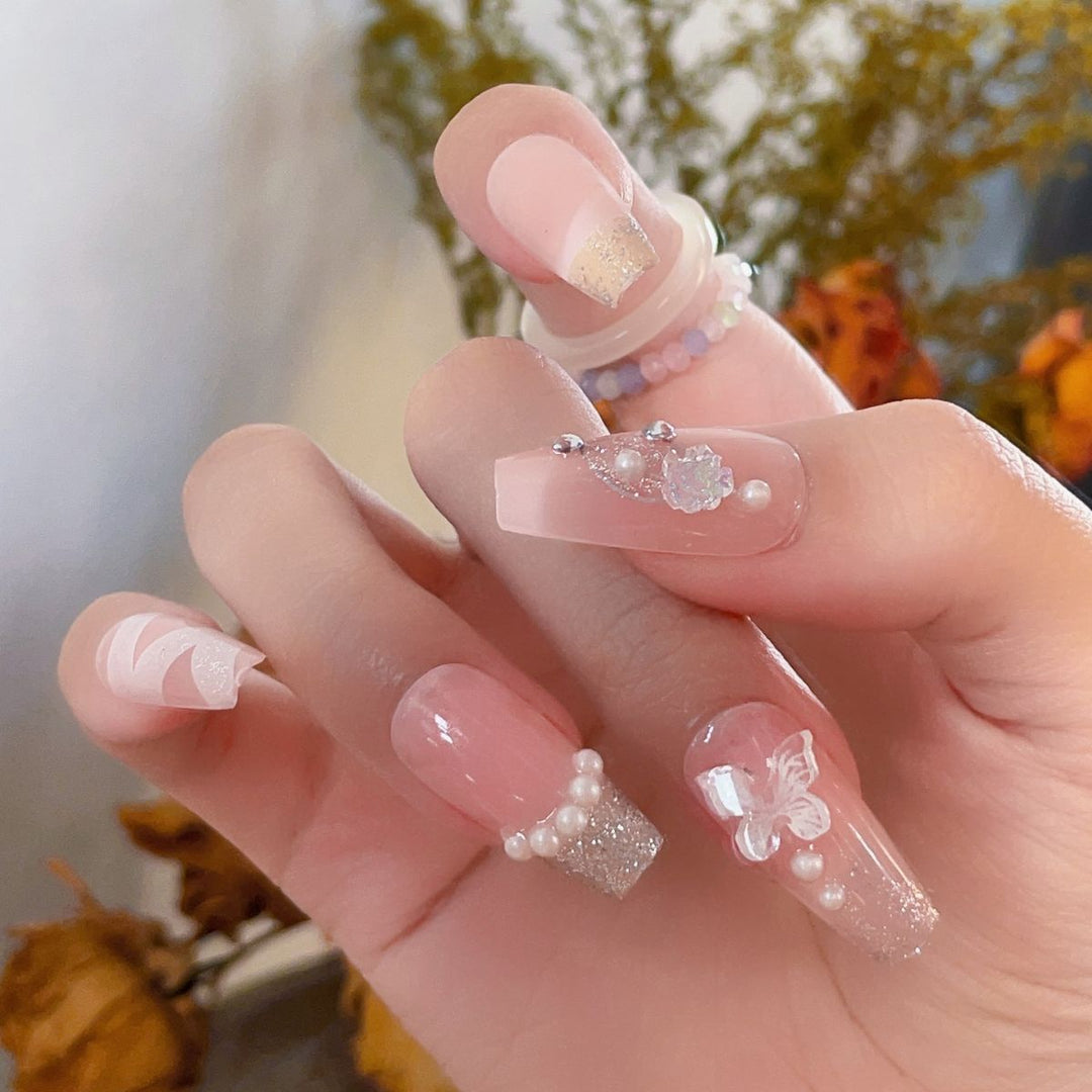 Artificial nails with glamorous pearl and glitter design Bowlift