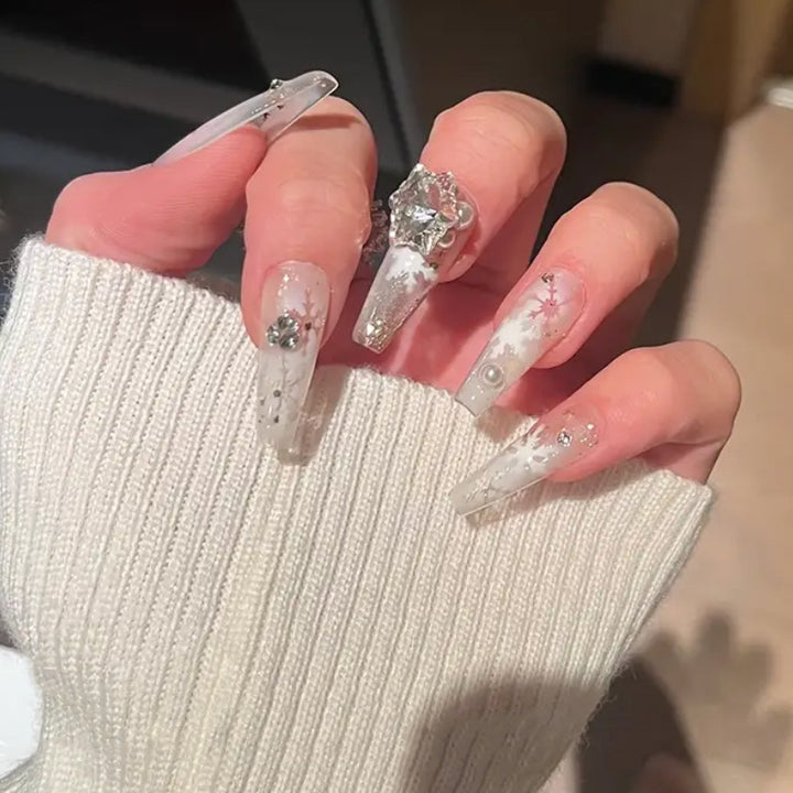 Artificial nail set with frosty snowflake design and sparkling 3D applications Bowlift