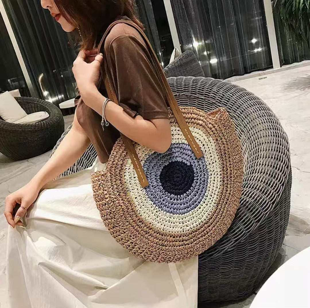 Handcrafted straw bag with eye-catching gradient Bowlift