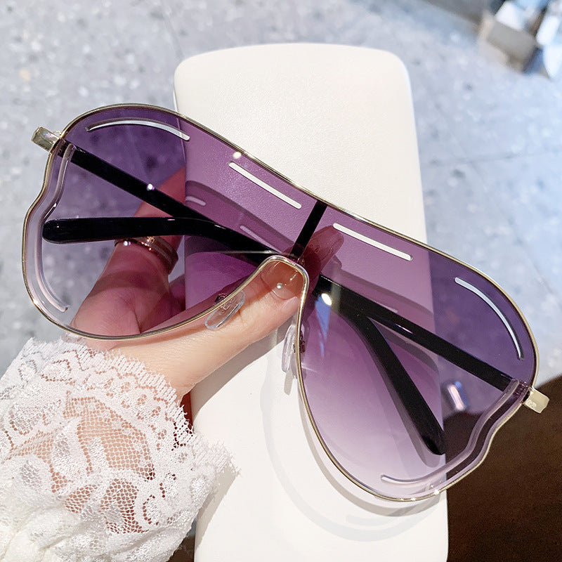 Women's sunglasses in modern shield design Bowlift