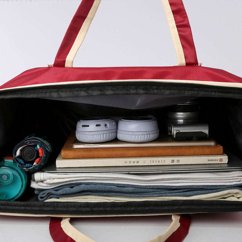 Sporty travel bag with reinforced handles and generous interior Bowlift