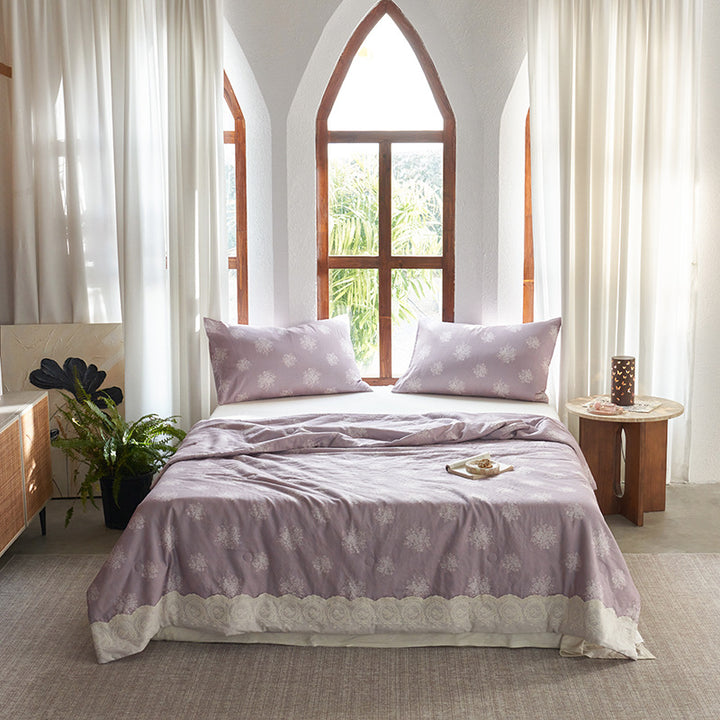 Ladies elegant bedspread with delicate floral pattern Bowlift