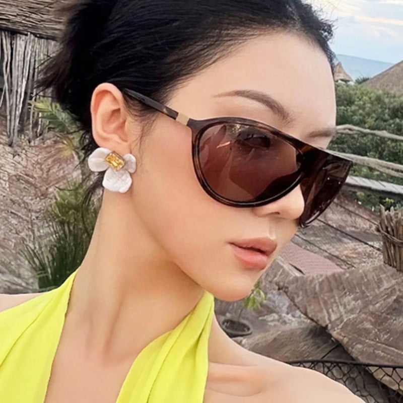 Women's Cat-Eye Sunglasses with Unique Design and Protective UV Filter Bowlift
