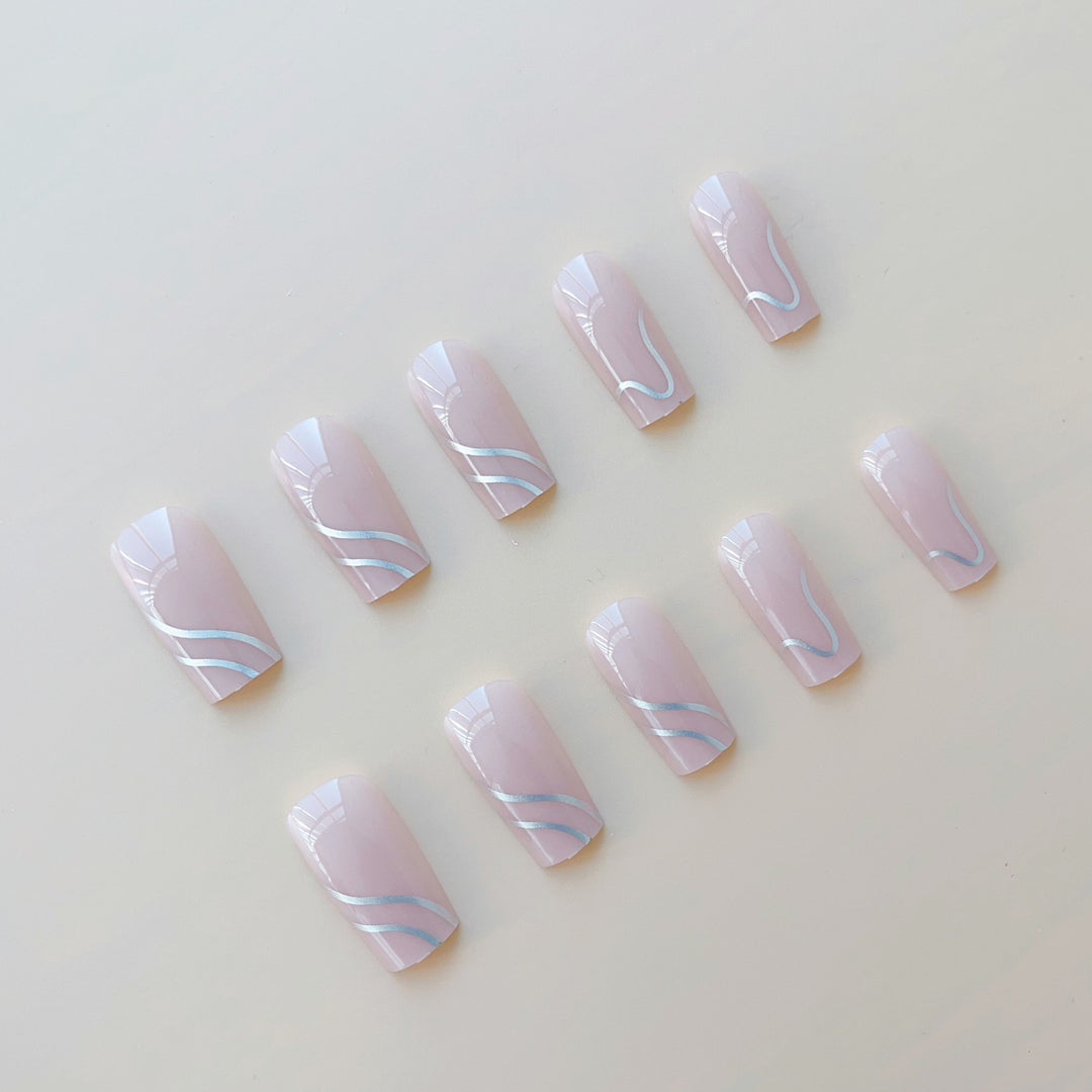 Artificial nail set with elegant 3D designs and high-gloss accents Bowlift