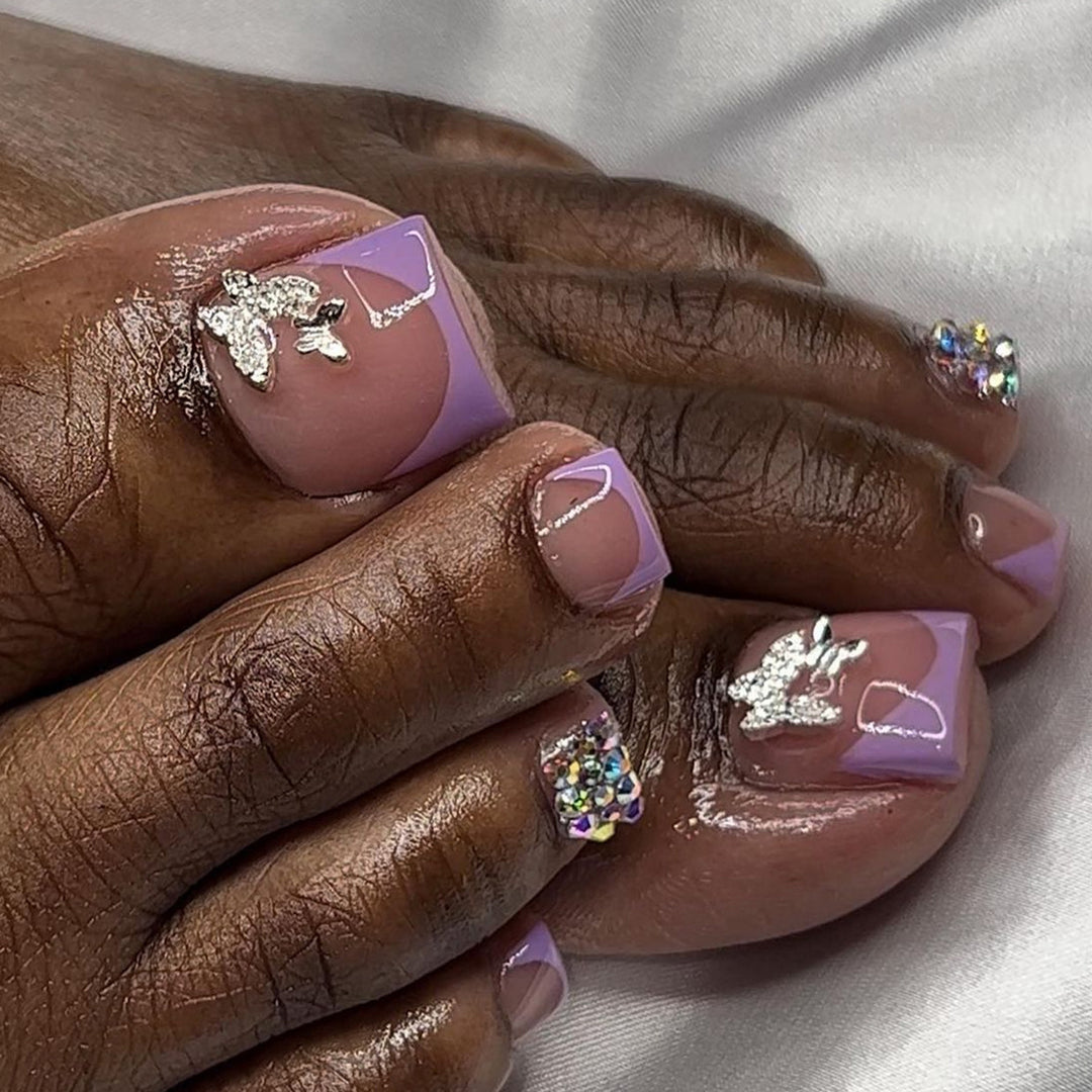 Artful toenail art with elegant glitter decorations Bowlift