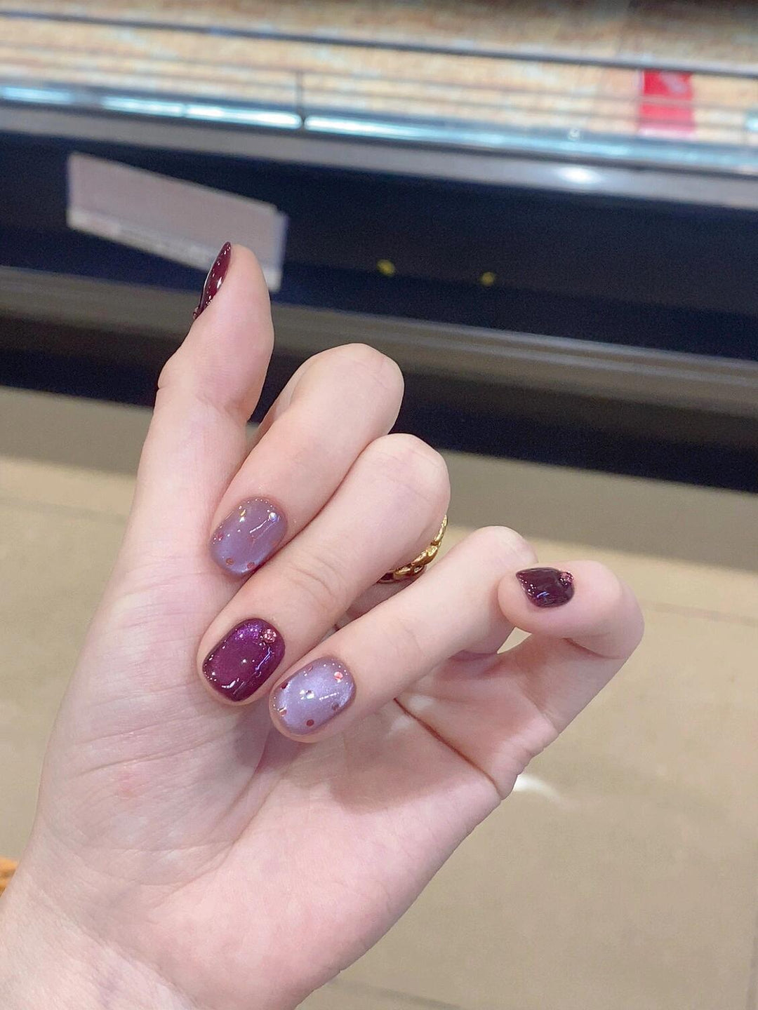 Artificial nails with unique glitter accents Bowlift