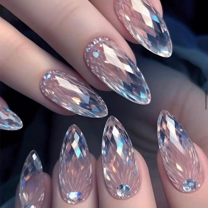 Nail art set with glittering crystal embellishments Bowlift