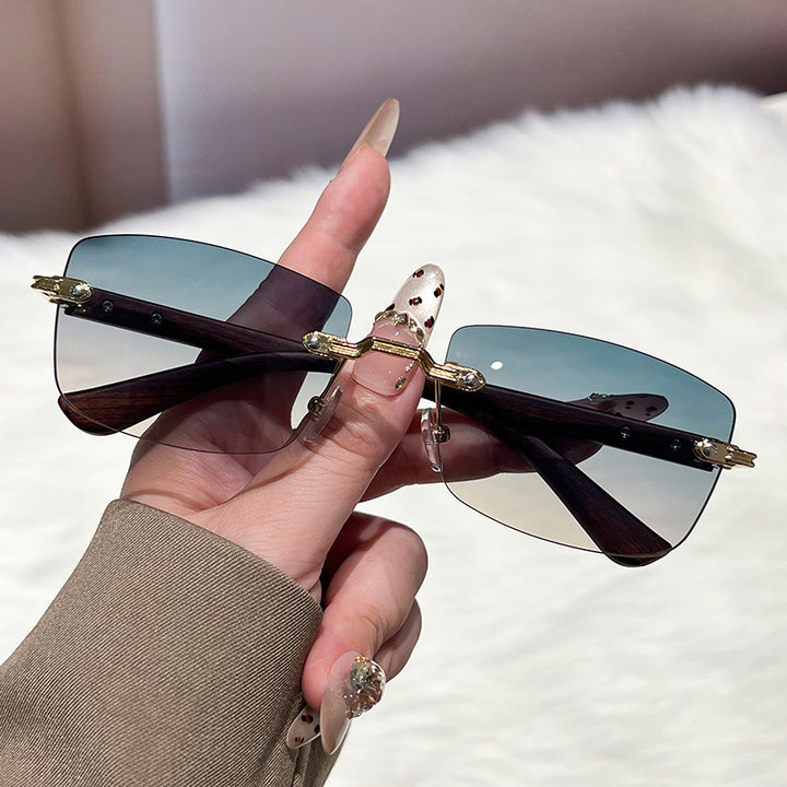 Ladies extravagant fashionable sunglasses with innovative frame Bowlift