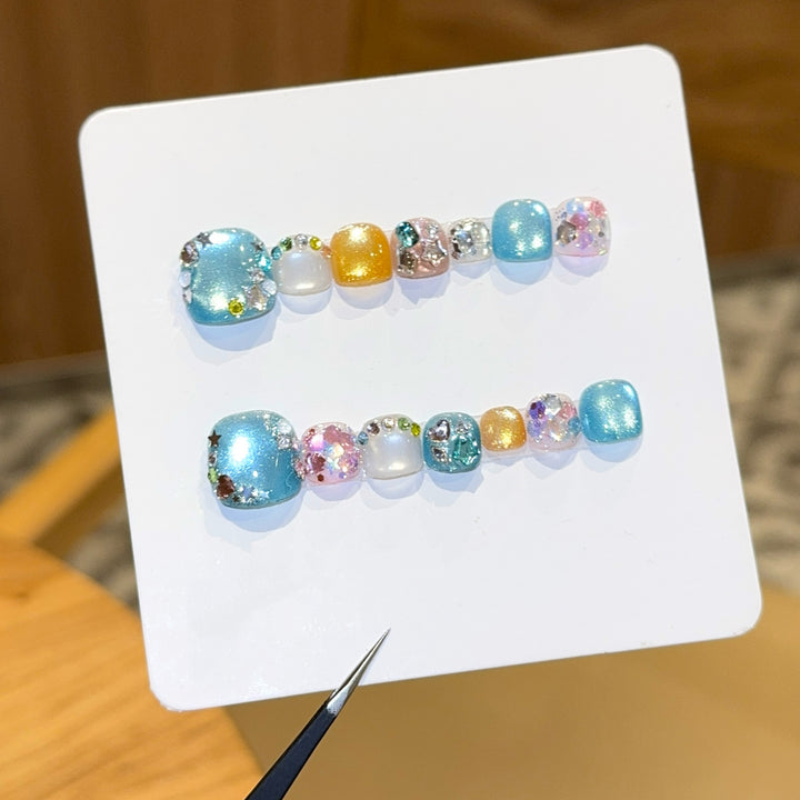 Artificial nails with sparkling accents and glittering design Bowlift