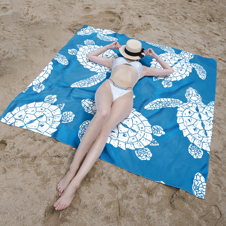 Beach blanket with sweet turtle motif Bowlift
