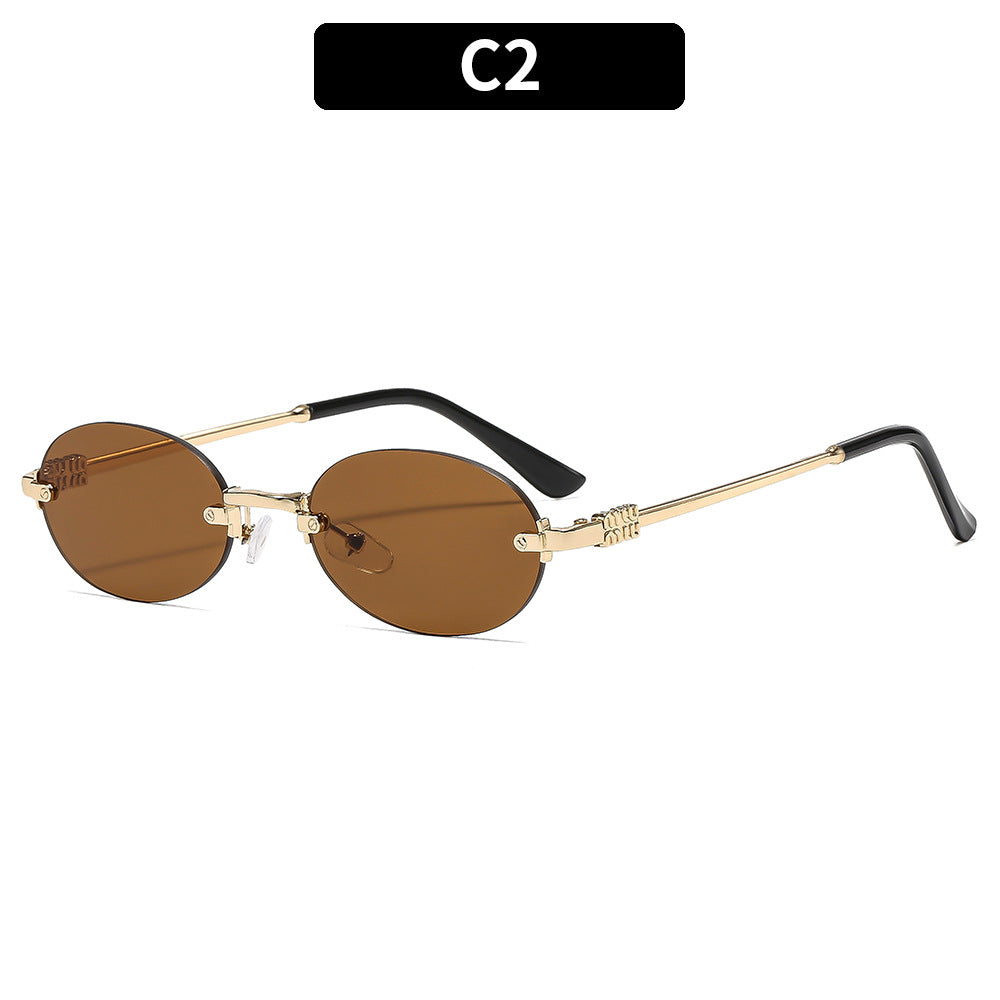 Sophisticated Oval Frame Sunglasses with Luxurious Detailing