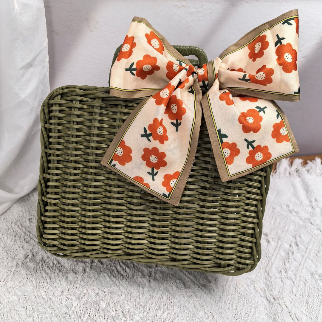 Women elegant handbag made of woven material Bowlift