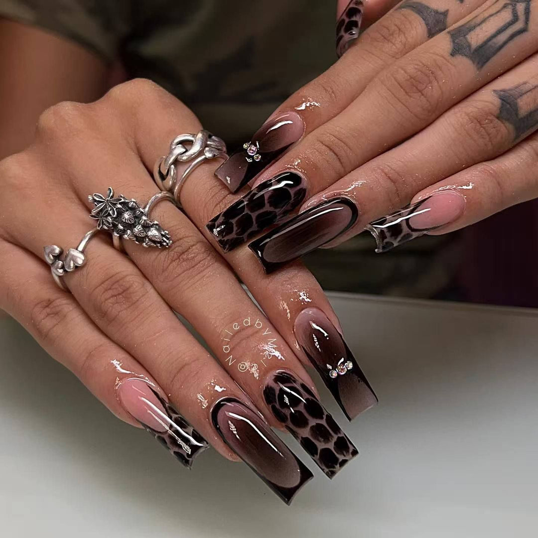 Glamorous artificial nails with modern 3D designs Bowlift
