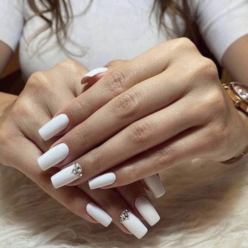 Luxury Press-On Nail Design with Rhinestone Accents Bowlift
