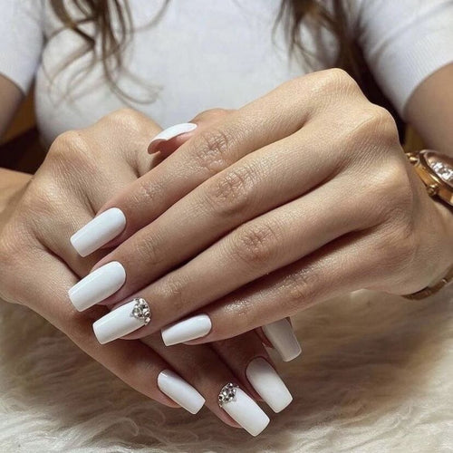 Luxury Press-On Nail Design with Rhinestone Accents Bowlift