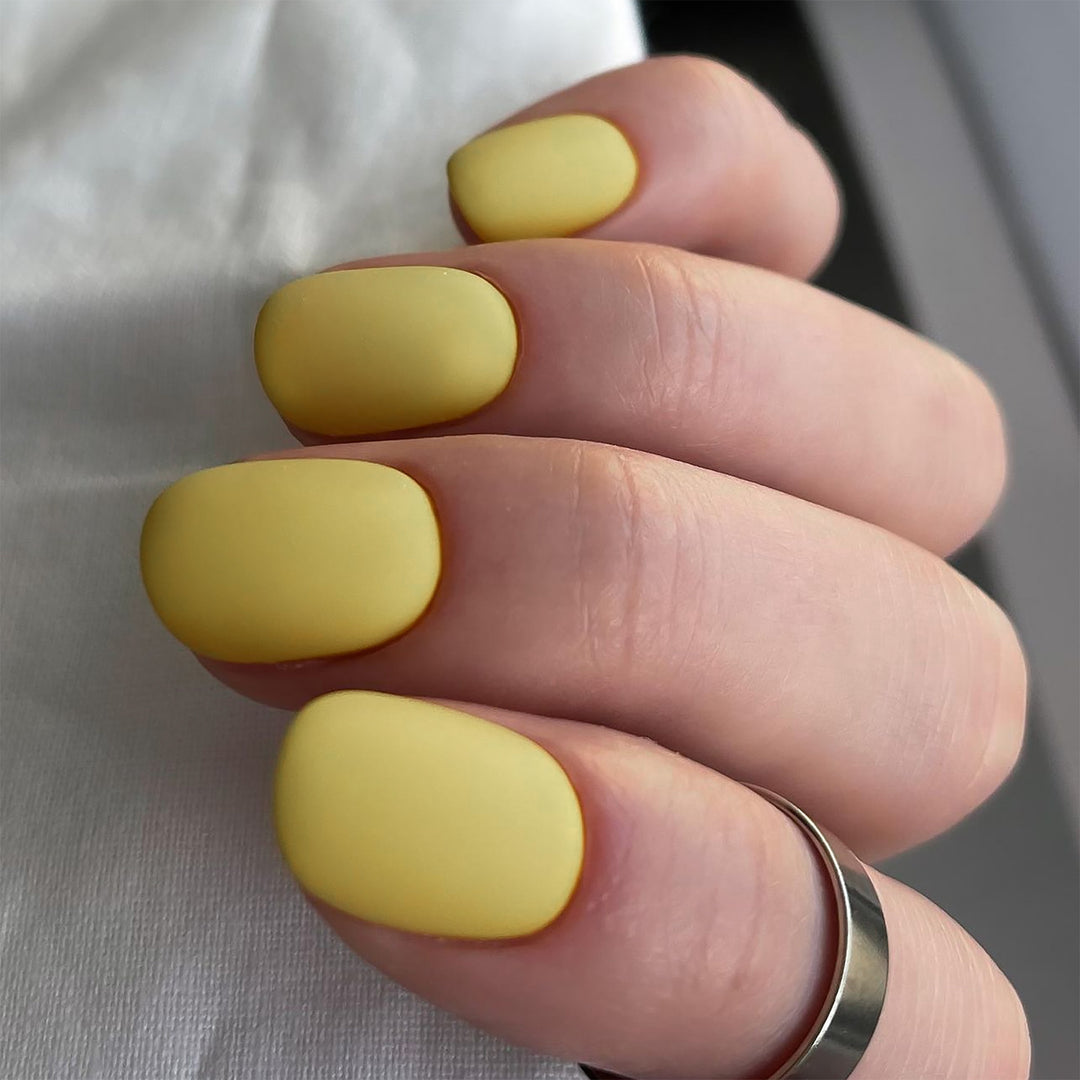 Matt lacquered nail art Bowlift